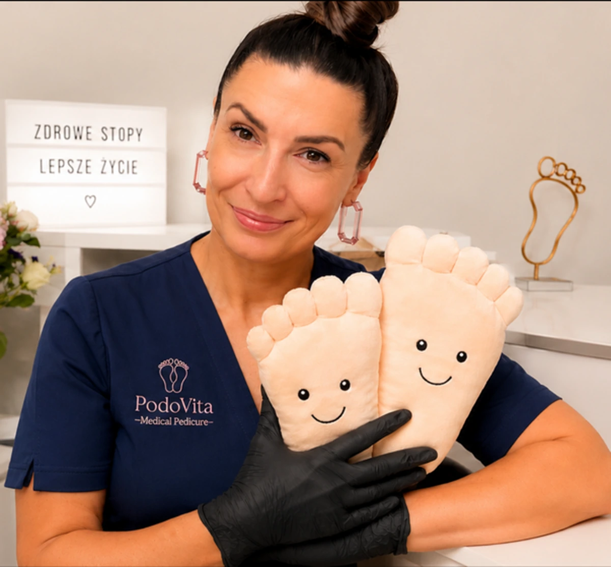Podolożka PodoVita z podologicznymi modelami stóp